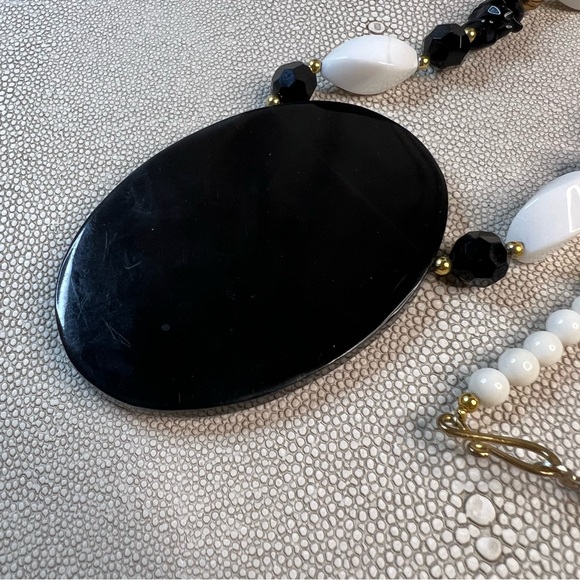 Unsigned Lee Sands Floral Mother of Pearl Vintage Necklace & Earrings Set - Picture 4 of 6